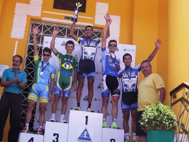Além do triunfo individual a equipe taubateana finalizou o dia como campeã na categoria Elite. (Foto: Divulgação/ECT)
