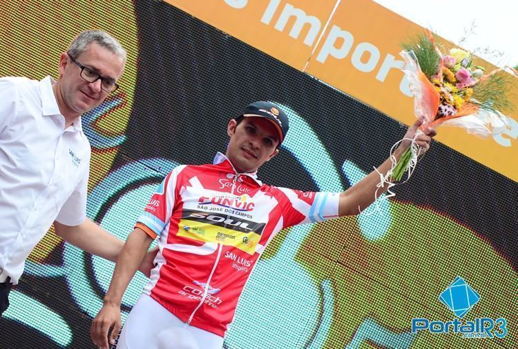 Kleber Ramos, o Bozó, com a camisa de líder de Montanha do Tour de San Luis. (Foto: Luis Claudio Antunes/PortalR3)