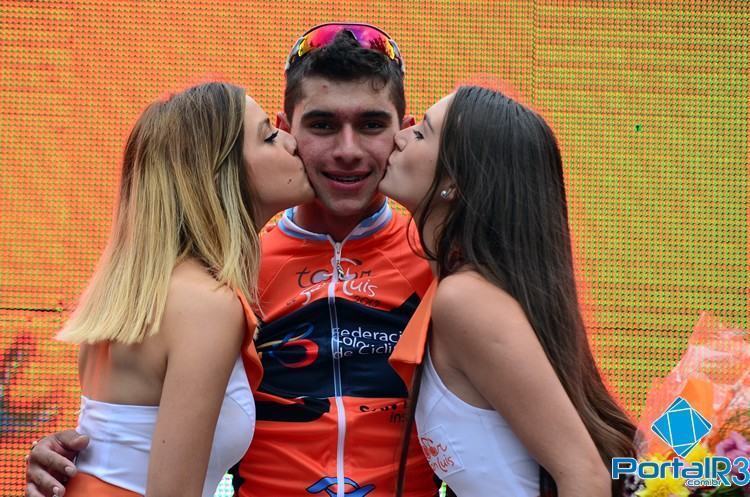 Colombiano recebe o tradicional beijinho das meninas do pódio. (Foto: Luis Claudio Antunes/PortalR3)