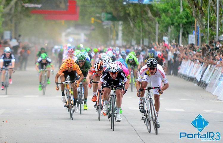 Gaviria, de branco, arranca e bate Cavendisk e Modolo na 1ª etapa do TSL 2015. (Foto: Luis Claudio Antunes/PortalR3)