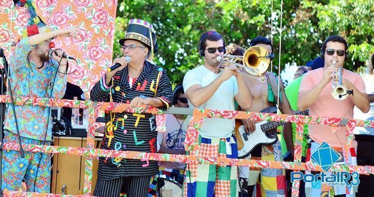 Juca Teles e Banda Estrambelhados em Moreira César. (Foto: Luis Claudio Antunes/PortalR3)