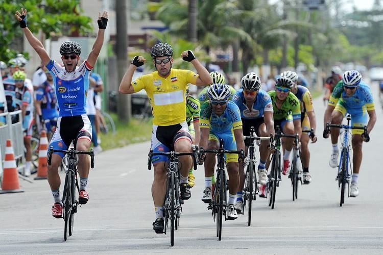 Michel Fernandes comemora vitória na última etapa e título geral do Torneio de Verão. (Foto: Ivan Storti/FPCiclismo)