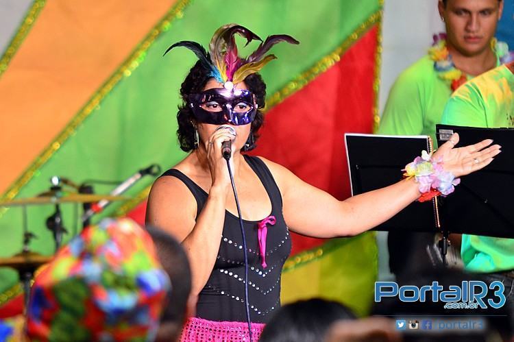 Valquíria durante a interpretação da marchinha campeã "A confete e serpentina". (Foto: Luis Claudio Antunes/PortalR3)