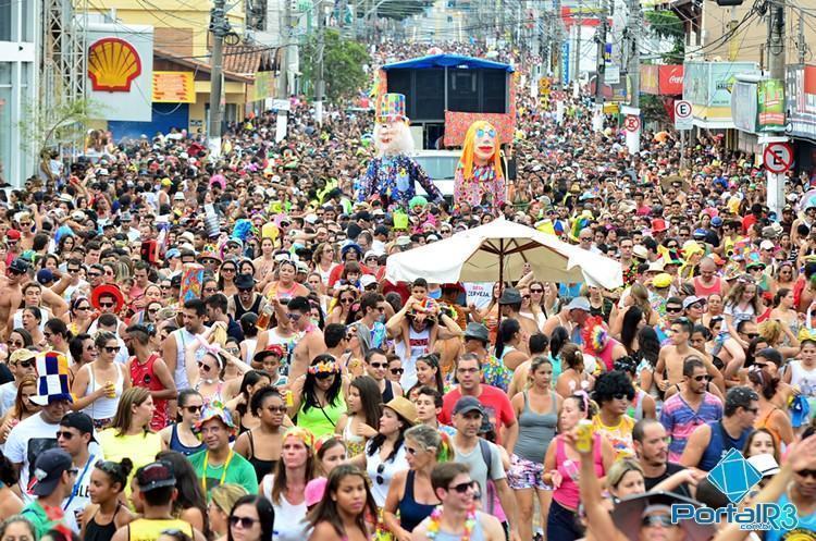 Multidão acompanhando o Juca Teles em Pindamonhangaba. (Foto: Luis Claudio Antunes/PortalR3)