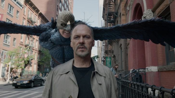 Birdman (ou a Inesperada Virtude da Ignorância) Dirigido pelo mexicano Alejandro Iñárritu, Birdman ironiza a Broadway e a própria Hollywood ao retratar os dilemas de um ator perseguido pelo seu único personagem de sucesso nas telonas e que agora busca alcançar prestígio pela adaptação de uma peça. (Foto: reprodução)