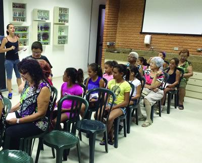 As sextas-feiras, das 14h às 17h, o encontro é no Teatro Intergeracional com Milena Cerqueira, ministrando o curso destinado a pessoas de todas as idades e com interesse em comum para a linguagem teatral. (Foto: Divulgação)