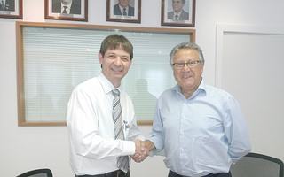 Luis Otávio Palhari e Carlos Nunes assinaram o contrato de parceria para a construção do Centro de Treinamento. (Foto: Divulgação/CBB)