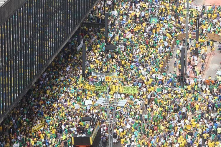 Segundo estimativa da Polícia Militar (PM), divulgada às 14h40, mais de 1 milhão de pessoas ocupam os dois sentidos da via e as ruas adjacentes. (Foto: Robson Fernandjes/ Fotos Públicas)