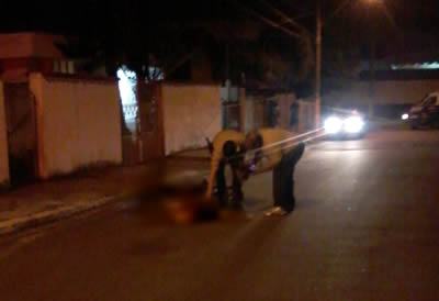 Policiais estiveram no local onde o rapaz foi encontrado já sem vida. (Foto: Polícia Civil)