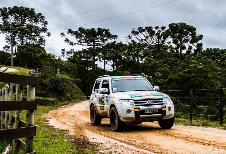 Trilhas úmidas desafiaram os competidores e seus Mitsubishi . (Foto: Adriano Carrapato/Mitsubishi) 