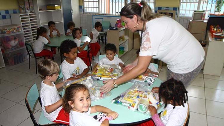 Todo o material da Educação Infantil, 25.705 conjuntos, já está armazenado na sede da Secretaria de Educação. (Foto: Beto Faria/PMSJC)