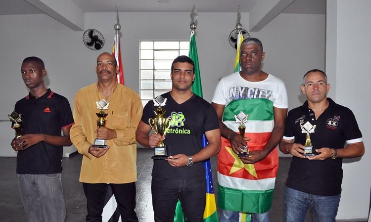 Da esquerda para a direita, Makendy Saint Juste (Haiti), Frants Forbin (Guadalupe), o brasileiro Alan Igor, Guno Burlesson (Suriname) e Angel Rafael Saint Mejia (República Dominicana). (Foto: Arnaldo Klajin)