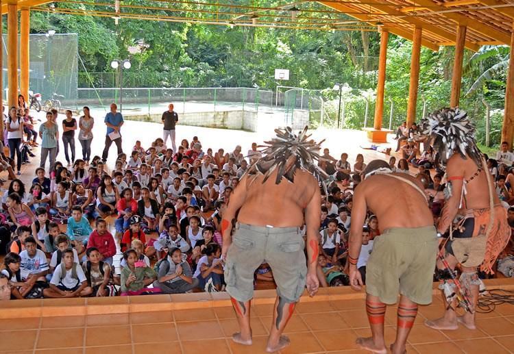 Apresentação dos índios na E.M. Profº Dr. Paulo Renato de Souza, no Camarão, região do Alto da Barra Velha. (Foto: Silas Azocar/PMI)