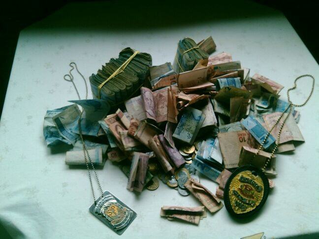 Drogas e dinheiro localizados no interior da casa. (Foto: Divulgação/Polícia Civil)
