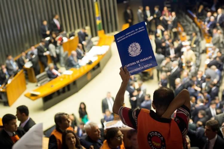 Centrais sindicais acompanham na Câmara dos Deputados sessão plenária para a votação da MP 665/14, que trata das novas regras para acesso ao seguro-desemprego. (Foto: Marcelo Camargo/Agência Brasil)