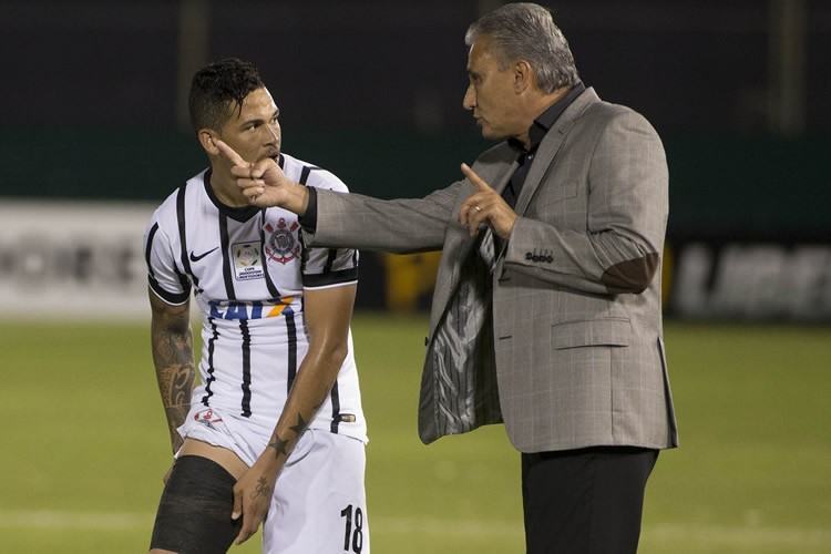 Tite bem que tentou orientar seu time, mas acabou sendo derrotado fora de casa. (Foto: Daniel Augusto Jr. / Ag. Corinthians)