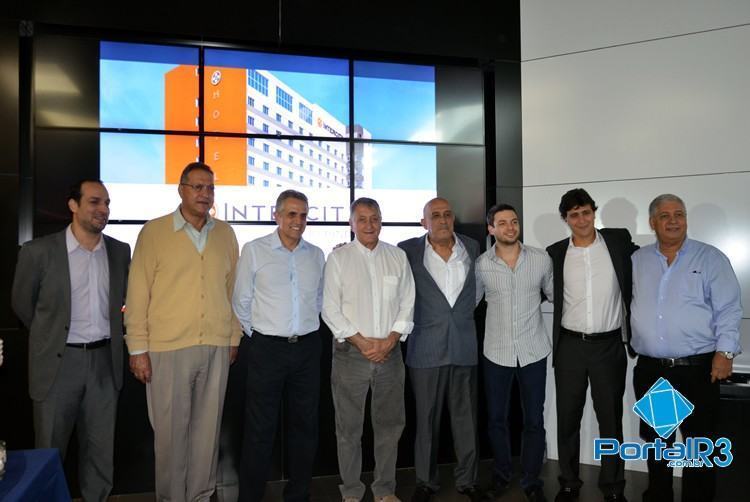 Prefeito Vito Ardito junto com investidores do novo hotel de Pindamonhangaba. (Foto: Luis Claudio Antunes/PortalR3)