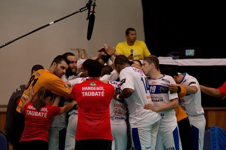 Taubaté comemora o tricampeonato no Pan-Americano de Handebol de Clubes. (Cínara Piccolo/Photo&Grafia)