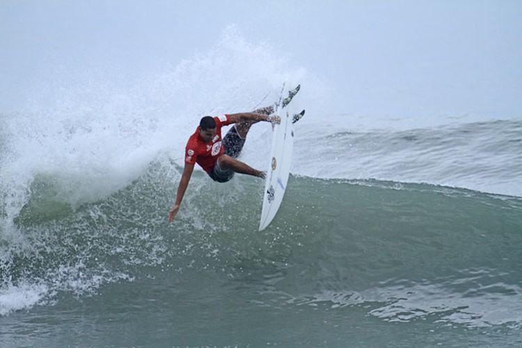  Atleta de 17 anos conquistou o título das categorias Profissional e Junior e saiu da praia Grande como principal destaque da primeira etapa do Circuito Municipal de Surf. (Foto: Renato Boulos/Divulgação)