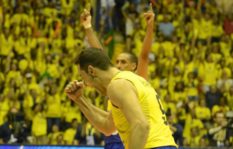 Vibração de Raphael durante vitória do Brasil em São Bernardo do Campo. (Foto: Alexandre Arruda/CBV)
