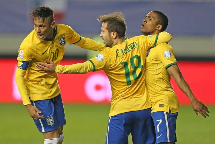 Seleção não joga bem, mas conta com boa atuação de Neymar e gol salvador de Douglas Costa para fazer 2 a 1 e manter série de Dunga. (Foto: Rafael Ribeiro/CBF)