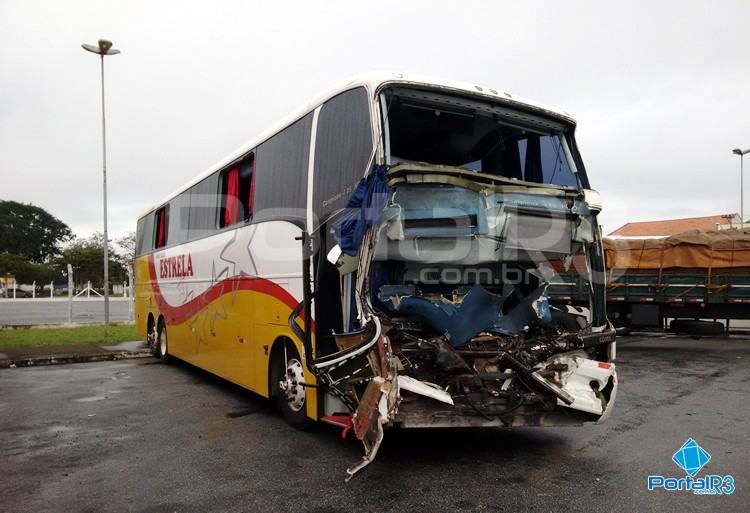 Ônibus envolvido no acidente está em Pindamonhangaba. (Foto: PortalR3)