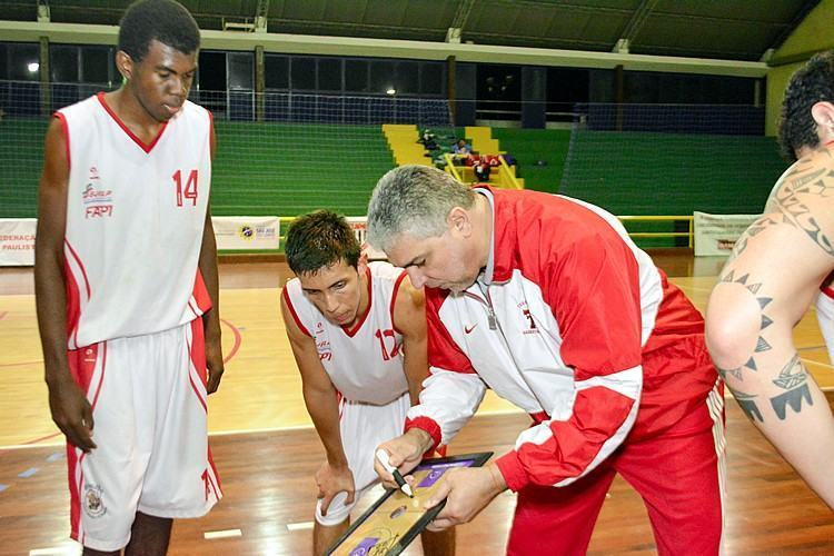 Abdala é o técnico do time de Pindamonhangaba. (Foto: Alex Santos/PortalR3)