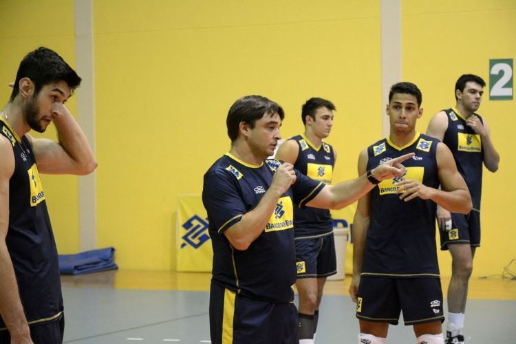Rubinho comanda treino com os jogadores do Pan. (Foto: Alexandre Arruda/CBV)
