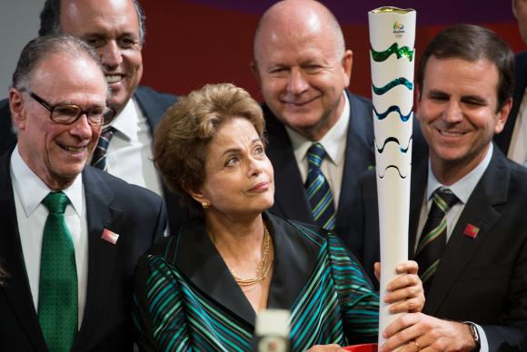 A presidenta Dilma Rousseff, entre o governador Luiz Fernando Pezão, o prefeito Eduardo Paes e representantes do Comitê Organizador Rio 2016 na solenidade de divulgação da tocha olímpica. (Foto: Marcelo Camargo/Agência Brasil)