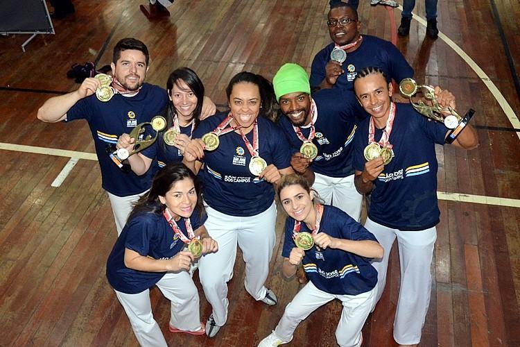 Capoeiristas de São José dos Campos, após conquista em Taubaté. (Foto: Tião Martins/PMSJC)