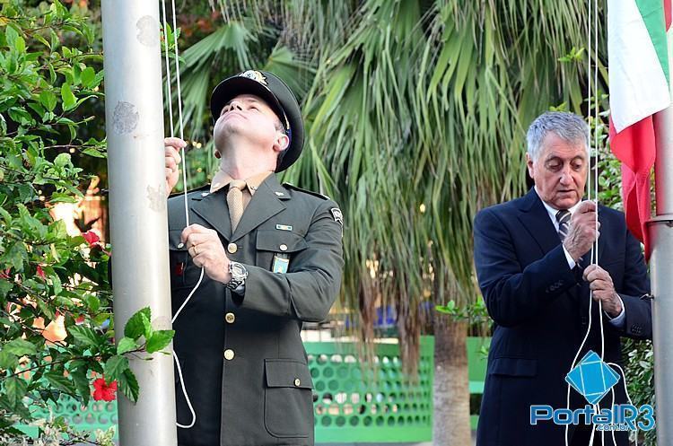 O prefeito Vito Lerario e o sub-comandante do 2º BE Cmb, major Roberto, durante a cerimônia de hasteamento de bandeiras. (Foto: Luis Claudio Antunes/PortalR3)