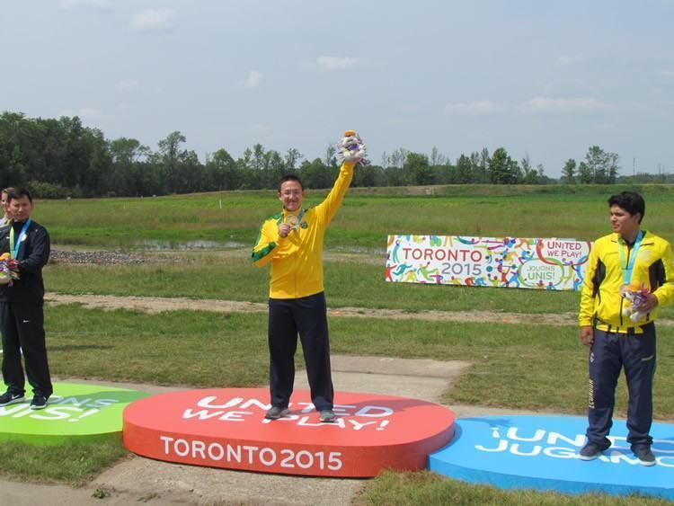 Felipe Wu recebe a medalha de ouro na prova de pistola de ar 10m durante os Jogos Pan-americanos Toronto 2015. (Foto: Miguel Freitas/Divulgaço)