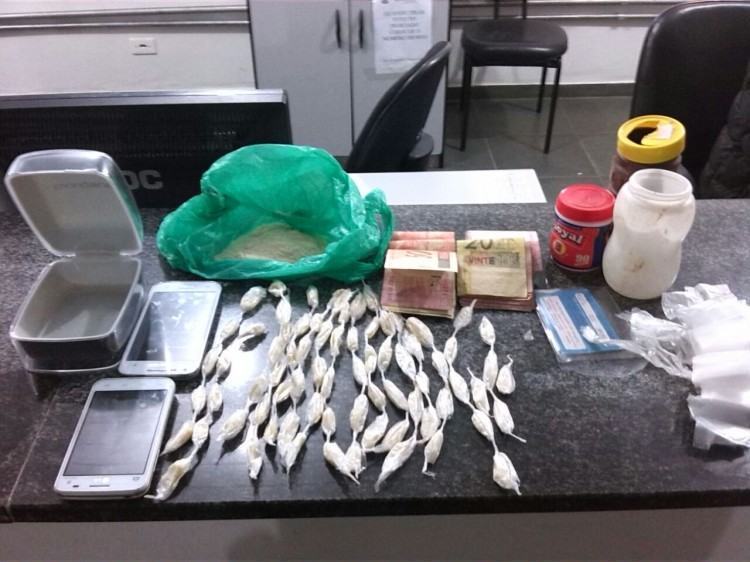 Drogas, dinheiro e celulares apreendidos, apresentados no plantão do Distrito Policial. (Foto: Divulgação/PM) 