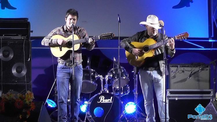 Dupla Rafael Viola e Dinelson, de Campos do Jordão, foram os vencedores da categoria Jovem Música Sertaneja. (Foto: Sérgio Ribeiro/PortalR3)