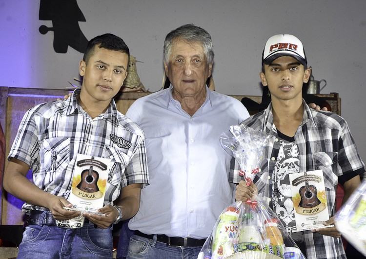 Prefeito Vito Ardito Lerario entrega trofeu a dupla campeã na categoria Música Raiz. (Foto: Luis Claudio Antunes/PortalR3)