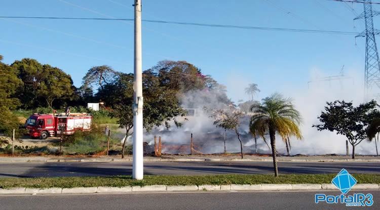 Bombeiros no local. (Foto: Sérgio Ribeiro/PortalR3)