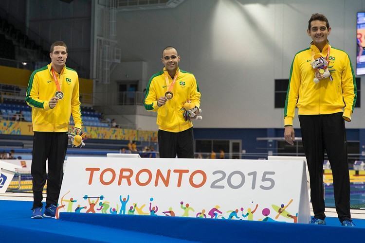 Ao centro, Matheus Silva comemora a medalha de ouro é o recorde na prova ao lado dos brasileiros Vanilton Nascimento e Ruiter Silva. (Foto: Jonne Roriz/MPIX/CPB)