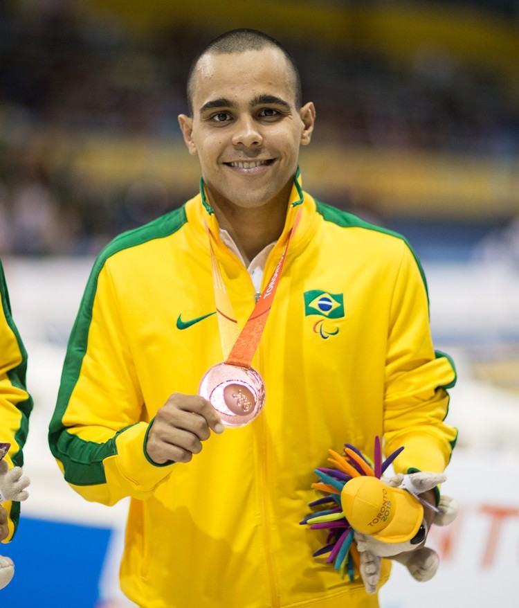 Matheus Silva com a medalha de bronze dos 100 metros livre. (Foto: Jonne Roriz/MPIX/CPB)