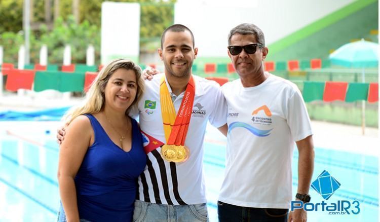 Matheus, a mãe Andrelina e o ex-técnico Luis Carlos Lucio. (Foto: Luis Claudio Antunes/PortalR3)