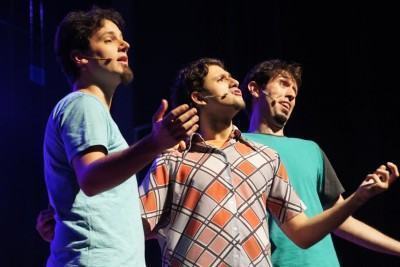 Criado, produzido e encenado pela Cia. Barbixas de Humor, o espetáculo é um projeto de humor baseado em improvisações com a participação da plateia. (Foto: Divulgação/PMT)