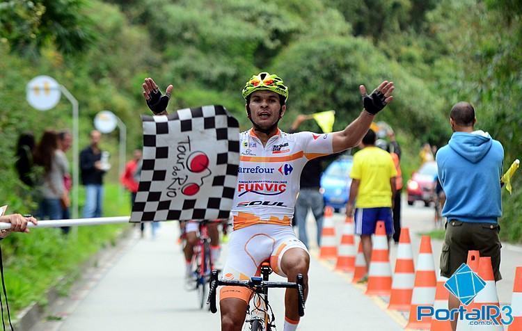 Kleber Ramos recebe a bandeirada de campeão da 4ª etapa do Tour do Rio. (Foto: Luis Claudio Antunes/Bike76)