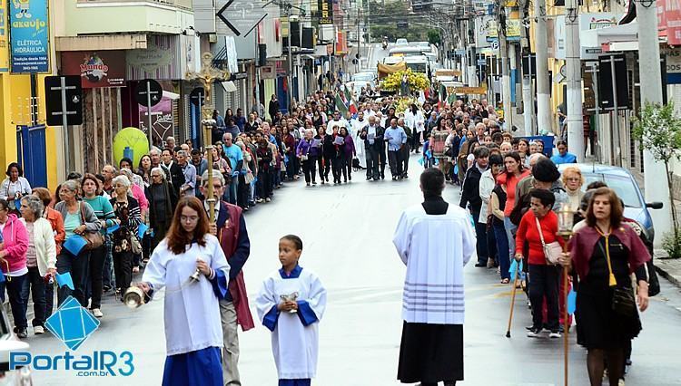 Procissão aconteceu pelas ruas centrais de Pindamonhangaba. (Foto: Luis Claudio Antunes/PortalR3)