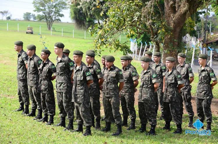 Militares que participaram do plantio. (Foto: Luis Claudio Antunes/PortalR3)