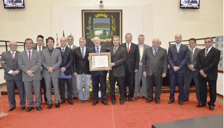 Vereadores, convidados e o homenageado com o título de Cidadão Pindamonhangabense. (Foto: Divulgação/CVP)