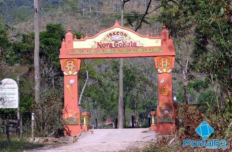 Portal de entrada da Fazenda Nova Gokula em Pindamonhangaba. (Foto: Luis Claudio Antunes/Arquivo PortalR3)