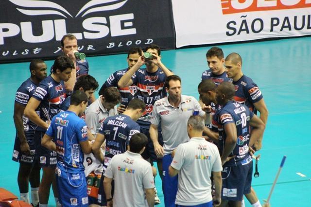 Cezar Douglas e seus atletas durante jogo do Estadual. (Foto: Divulgação)