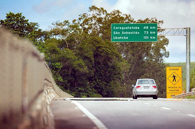 A operação terá início na sexta-feira (9 de outubro), a partir das 13h, com a implantação de uma faixa adicional, sinalizada por balizadores, para a pista de descida no trecho de Serra (do km 68 ao km 81). (Foto: Divulgação)