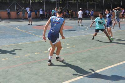Os alunos puderam conhecer um pouco mais sobre a modalidade através do técnico, Alessandro Pavanetti. (Foto: Divulgação/PMT)