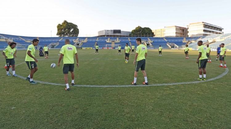 Como também é de costume, nas vésperas dos jogos, houve o duelo do treino de dois toques. (Foto: Rafael Ribeiro/CBF)