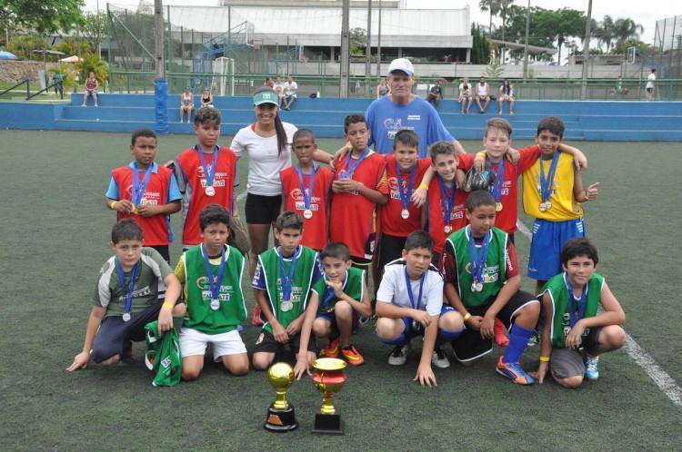 Alunos posam com o técnico Reinaldo Xavier, ex-atleta profissional, ídolo da torcida palmeirense. (Foto: Divulgação/PMT)